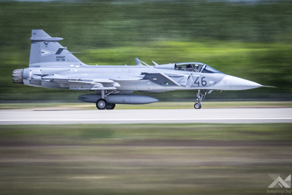 A Magyar Légierő 46-os oldalszámú JAS 39 Gripen vadászgépe felszállás közben. (Fotó: hmzrinyi.hu / honvedelem.hu)