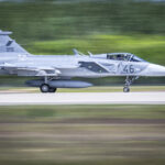 A Magyar Légierő 46-os oldalszámú JAS 39 Gripen vadászgépe felszállás közben. (Fotó: hmzrinyi.hu / honvedelem.hu)